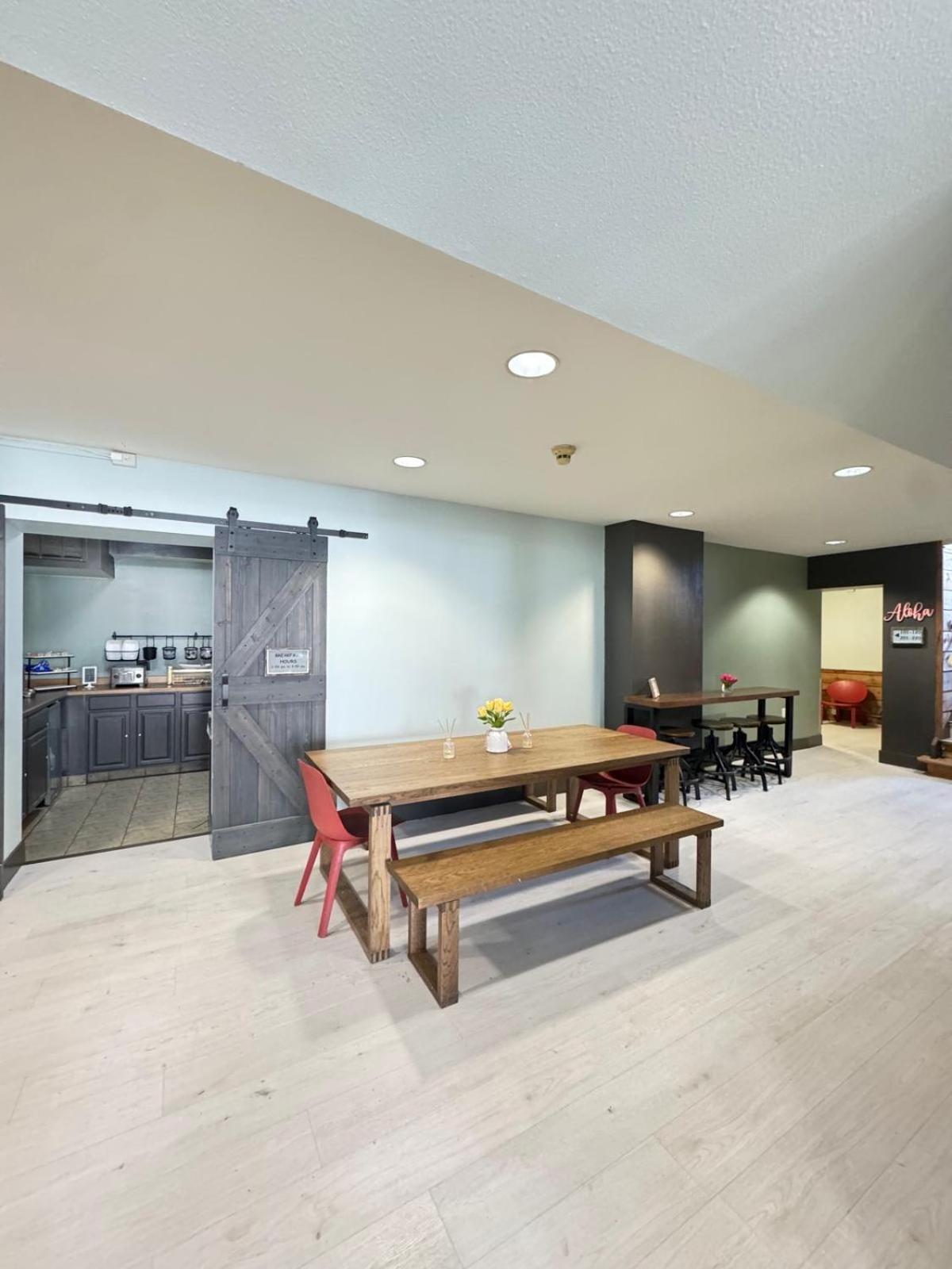 Valued Stay Aloha Madison Exteriör bild